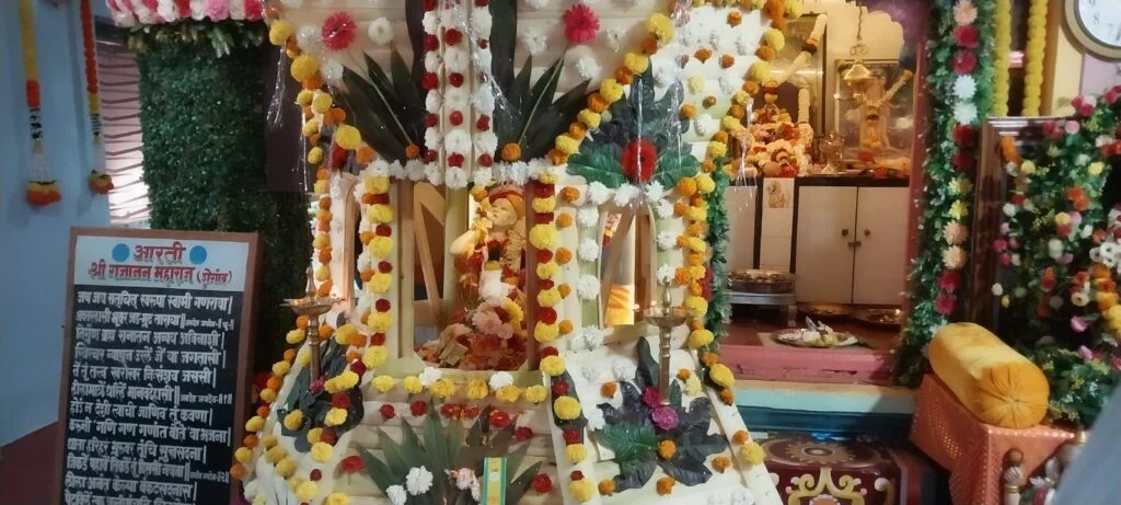एस टी स्टॅन्डनजिकच्या श्रीराम मंदिर येथे श्री गजानन महाराज, शेगांव प्रकटदिन सोहळा उत्साहाने संपन्न ; भाविक भक्तांनी घेतला झुणका - भाकरी प्रसादाचा लाभ.