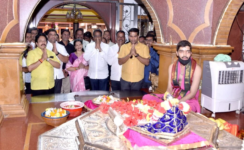 कणकवलीत प. पू. भालचंद्र महाराज समाधीस्थळी खासदार विनायक राऊत यांच्या वाढदिवसानिमित्त महाविकास आघाडीच्या वतीने विजयी संकल्प अभिषेक.