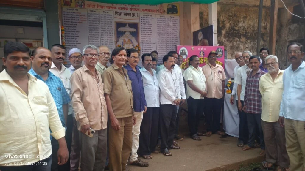माऊली मित्रमंडळाच्या वतीने कणकवली पटवर्धन चौक येथील रिक्षा स्टँड नंबर १ येथे पाणपोई.
