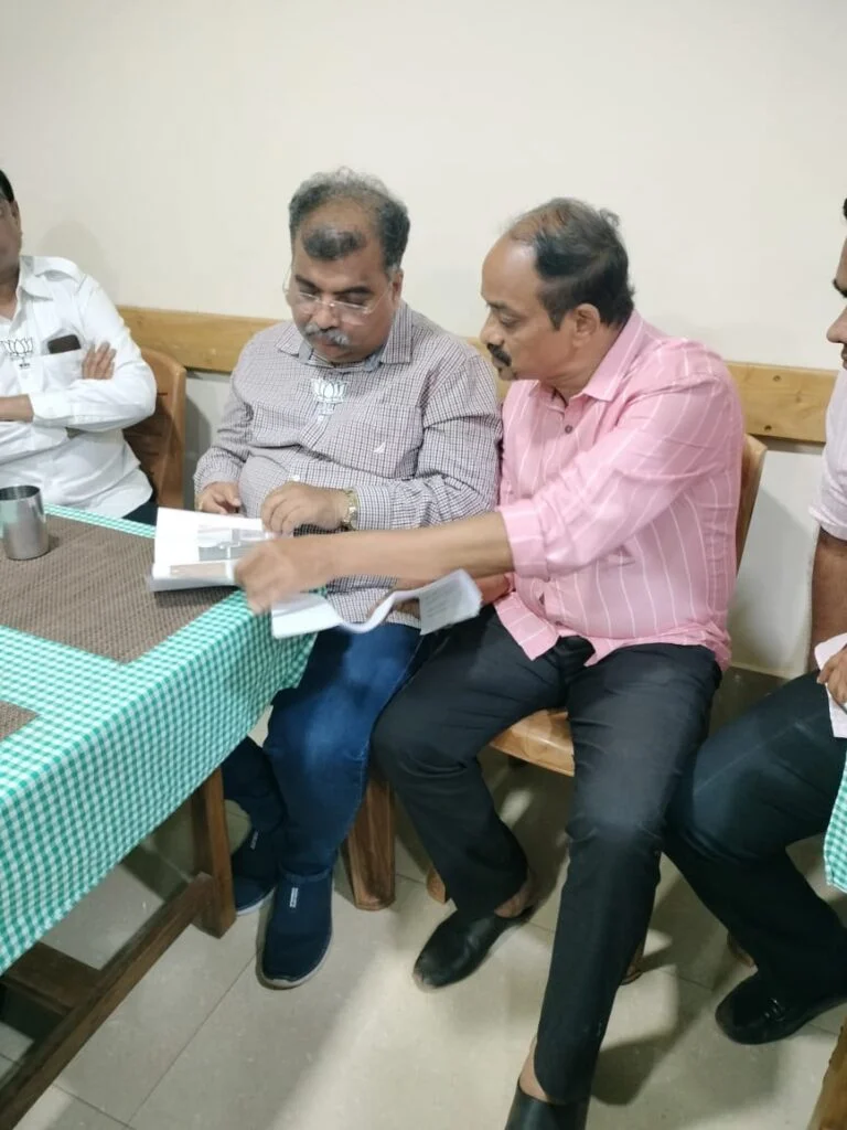 मालवणचे माजी नगराध्यक्ष महेश कांदळगांवकर यांनी पालकमंत्री रवींद्र चव्हाण यांची घेतली कुडाळात भेट..!