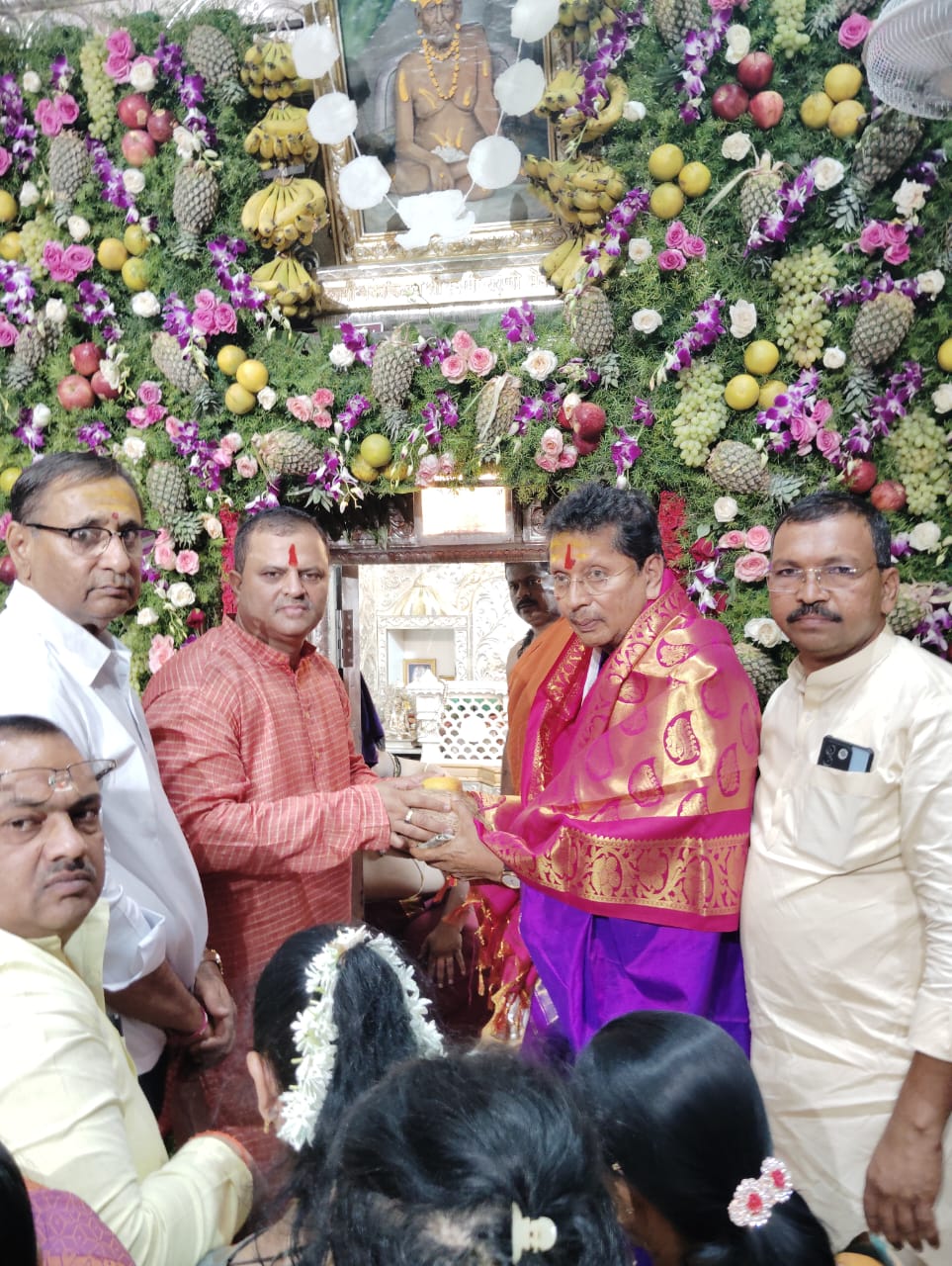 देवाने जे दिले आहे त्यात समाधान मानणे यात जीवनाची धन्यता : शालेय शिक्षणमंत्री दीपक केसरकर.