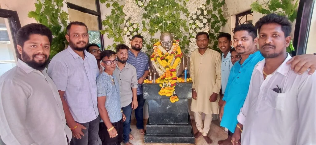 सौरभ ताम्हणकर आणि रोहन पेंडुरकर व सहकारी कार्यकर्ते यांनी डाॅ. बाबासाहेब आंबेडकर यांच्या १३३ व्या जयंतीनिमित्त केले स्मृतीस अभिवादन.
