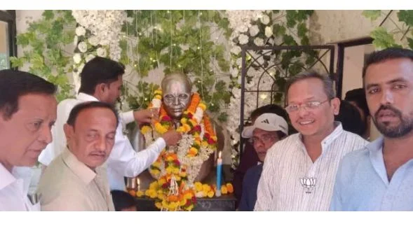 मालवण भाजपच्या वतीने भारतरत्न डाॅ. बाबासाहेब आंबेडकर यांना अभिवादन.