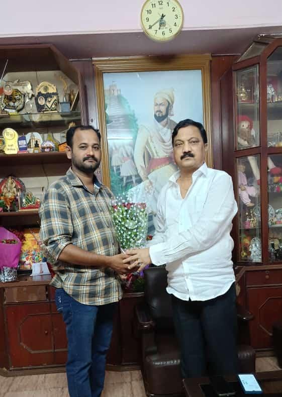 माजी आमदार श्री. परशुराम उर्फ जिजी उपरकर यांना सामाजिक कार्यकर्ते विशाल ओटवणेकर यांनी वाढदिवसा निमित्त दिल्या शुभेच्छा.