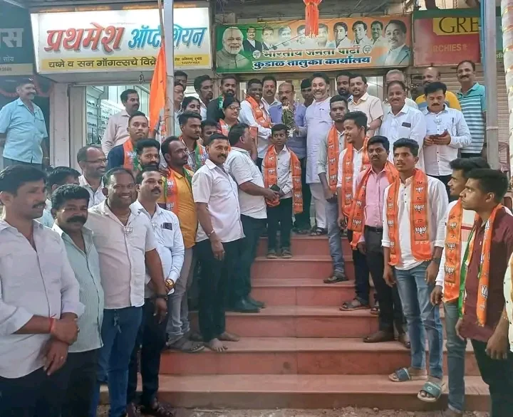 भाजपा नेते निलेश राणेंच्या नेतृत्वाखाली नेरूर उ. बा. ठा. विभागप्रमुखांसहीत नेरूर ग्रामपंचायत सदस्य यांचा भाजपात प्रवेश.