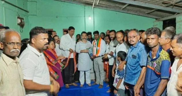 वायंगणी सरपंचांसह अनेक ग्रामस्थ भाजपात ; ग्रामस्थांची उपस्थिती पाहून भाजपा नेते निलेश राणे भारावले.