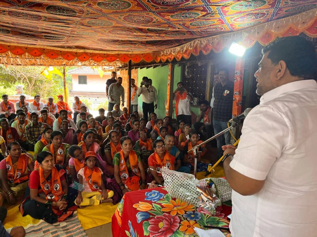 इंडिया - महाविकास आघाडी ( शिवसेना उ. बा. ठा. ) लोकसभा निवडणुकीचे उमेदवार खासदार विनायक राऊत यांच्या प्रचारार्थ घोटगे, जांभवडे आणि आंब्रड येथील खळा बैठका संपन्न.