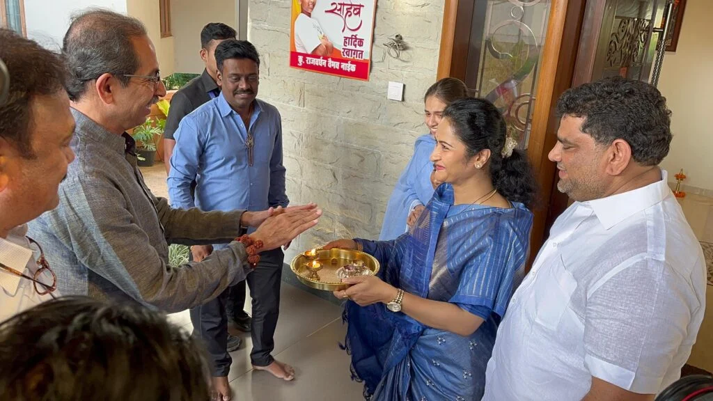 शिवसेना पक्षप्रमुख उद्धव ठाकरे यांचे आमदार वैभव नाईक यांच्या निवासस्थानी आगमन ; आमदार वैभव नाईक यांच्या पत्नी सौ. स्नेहा नाईक यांनी केले औक्षण तर कन्या नंदिनी व चिरंजीव राजवर्धन यांनी केले विशेष स्वागत.