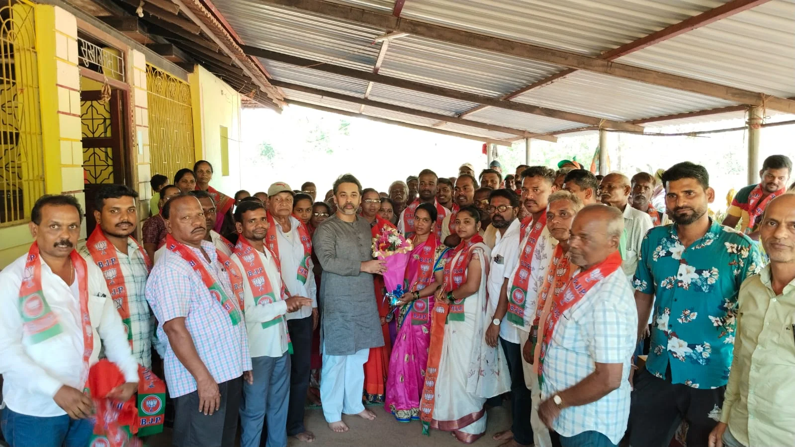 खोटले उपसरपंच व ग्रामस्थ यांचा निलेश राणे यांच्या उपस्थितीत भाजपात प्रवेश.
