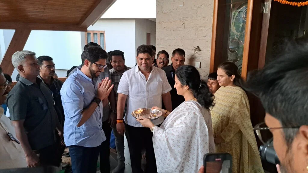 युवासेनाप्रमुख आदित्य ठाकरे यांचे आमदार वैभव नाईक यांच्या निवासस्थानी झाले उत्साहात स्वागत.