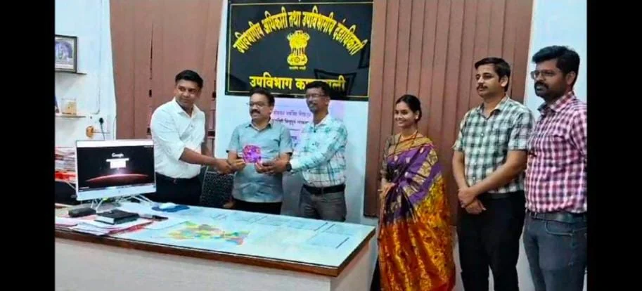 'लोकशाहीच्या या महाउत्सवा मध्ये आमचाही खारीचा वाटा' ; संगीत शिक्षक संदीप पेंडुरकर यांच्या गीताचा शुभारंभ प्रसंगी प्रांताधिकारी जगदीश कातकर यांची प्रमुख उपस्थिती.