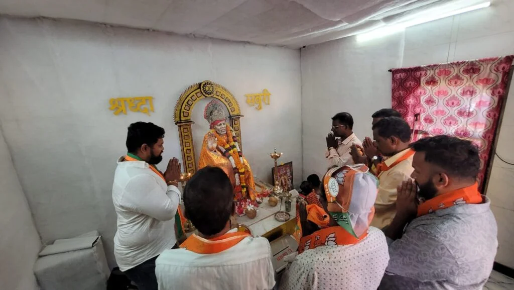 तारकर्लीतील श्री साई मंदिरात श्रीफळ अर्पण करून बूथ क्रमांक १२२ मध्ये महायुतीचे उमेदवार श्री. नारायण राणे यांच्या घरोघरी प्रचाराला सुरवात.