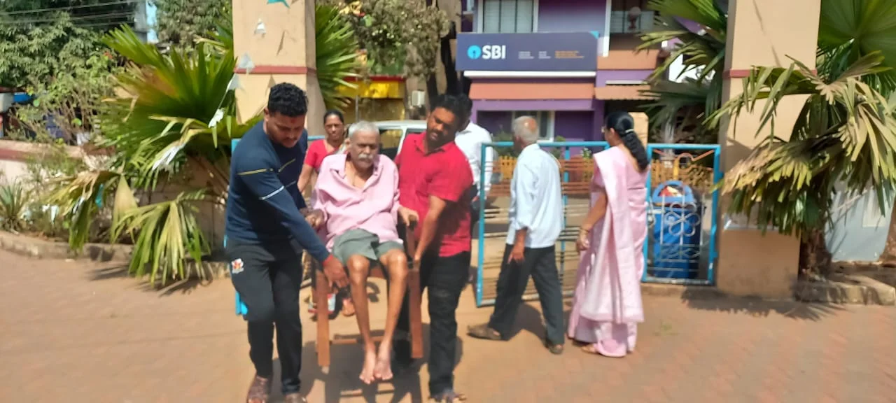 बांदा येथे वयोवृद्ध मतदार श्री. बांदेकर यांनी बजावला मतदानाचा हक्क.