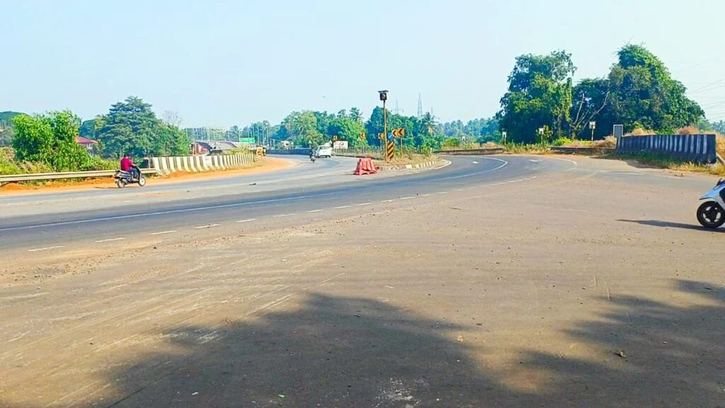 हळवल फाटा वळणावर हायमास्टची मागणी..!