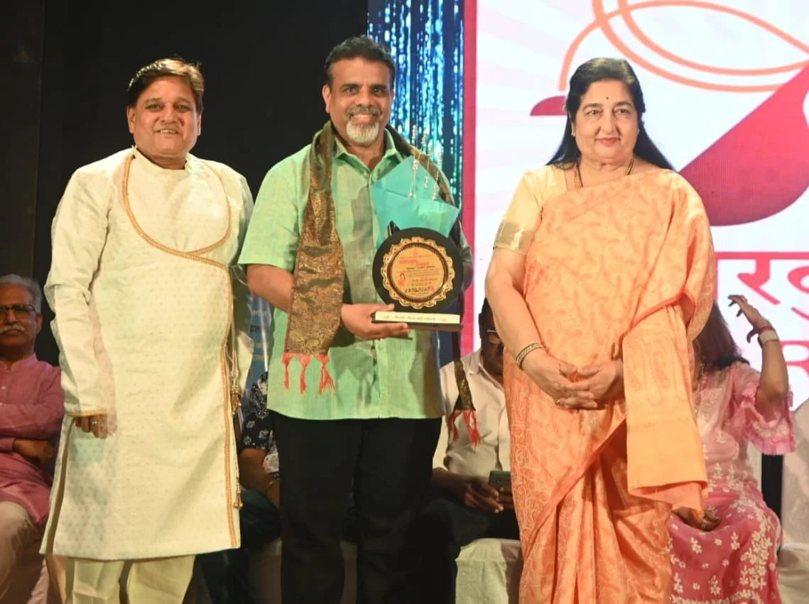 गीतकार विजय जोशी (विजो यांचा सुप्रसिद्ध गायिका अनुराधा पौडवाल यांच्या हस्ते सत्कार.