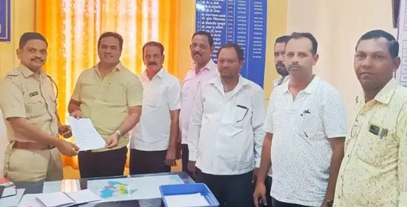 मालवणातील वाहतूक कोंडी व अनधिकृत पार्किंग संदर्भात पोलिस निरीक्षक प्रवीण कोल्हे यांना निवेदन सादर.