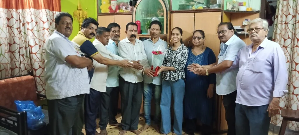 माऊली मित्र मंडळाच्या वतीने दहावीच्या विद्यार्थिनींचे अभिनंदन...!