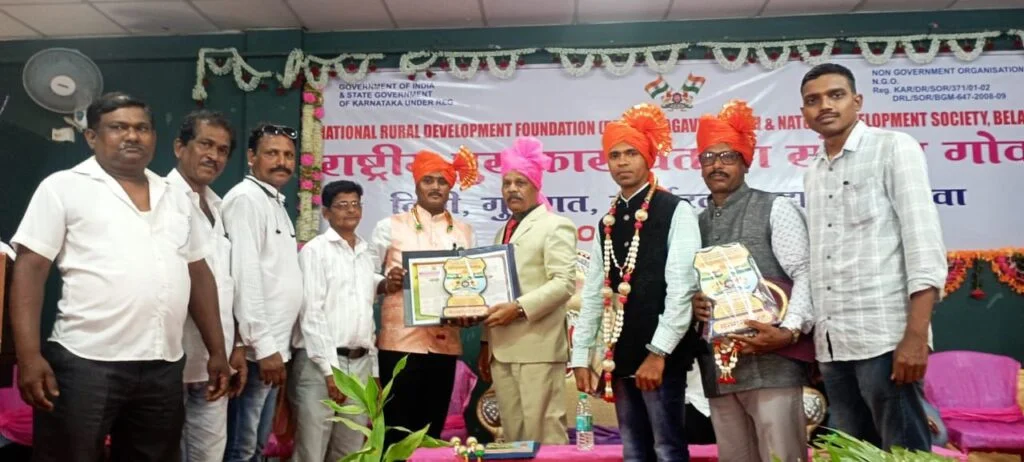चाफेड सरपंच किरण मेस्त्री आणि ग्रामसेवक हनुमंत तेरसे यांना राष्ट्रीय पुरस्कार प्रदान.