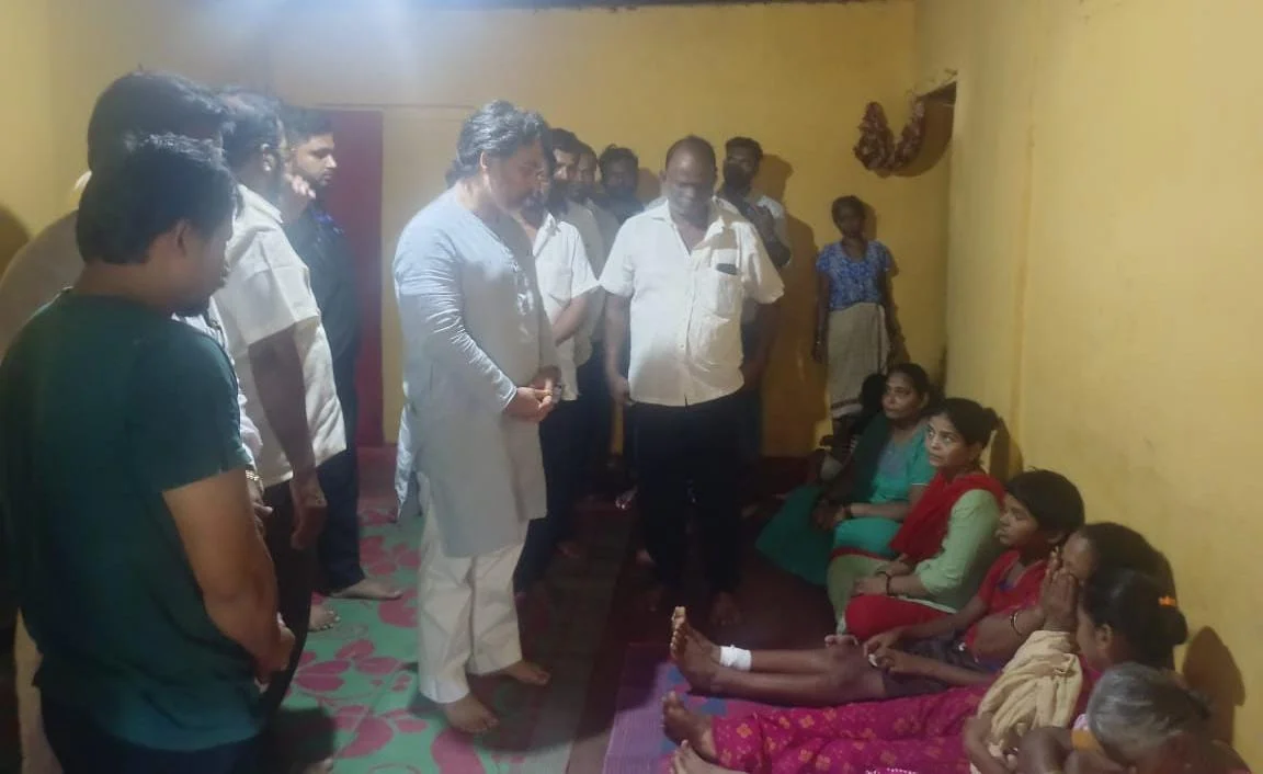 भाजपा नेते निलेश राणे यांनी तळाशील येथील बेपत्ता मच्छिमार किशोर चोडणेकर यांच्या कुटुंबियांची भेट घेत दिला धीर.