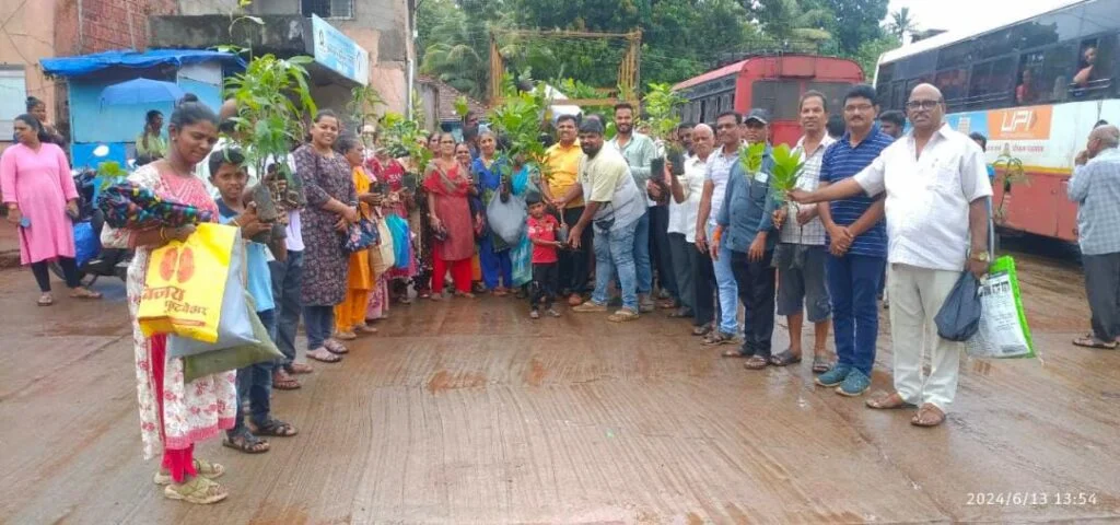 मालवणात १०३४ रोपांचे वाटप ; युवासेना प्रमुख व माजी पर्यावरण मंत्री आदित्य ठाकरे यांच्या ३४ व्या वाढदिवसाचे औचित्य साधून शिवसेना व युवासेनेचा सामाजिक कार्यक्रम.