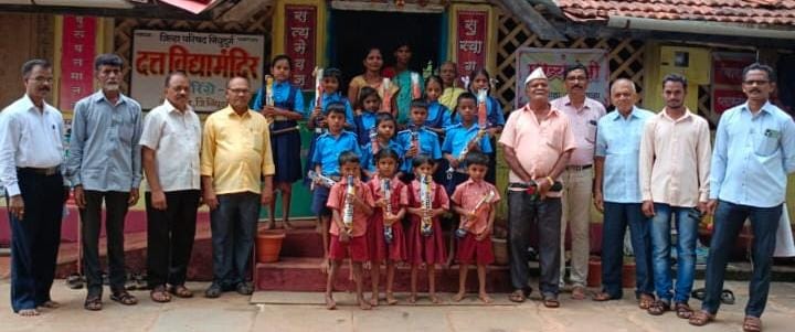 नारिंग्रे येथे विद्यार्थ्यांना छत्री वाटप.
