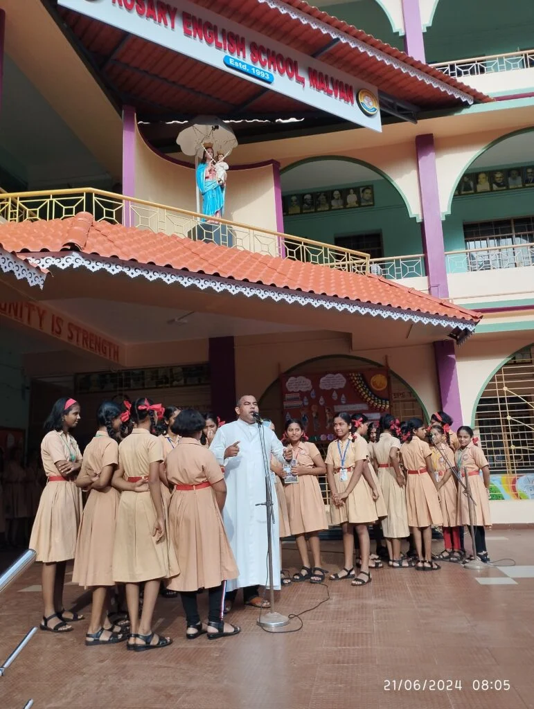 रोझरी इंग्लिश स्कूल येथे योग दिन साजरा.