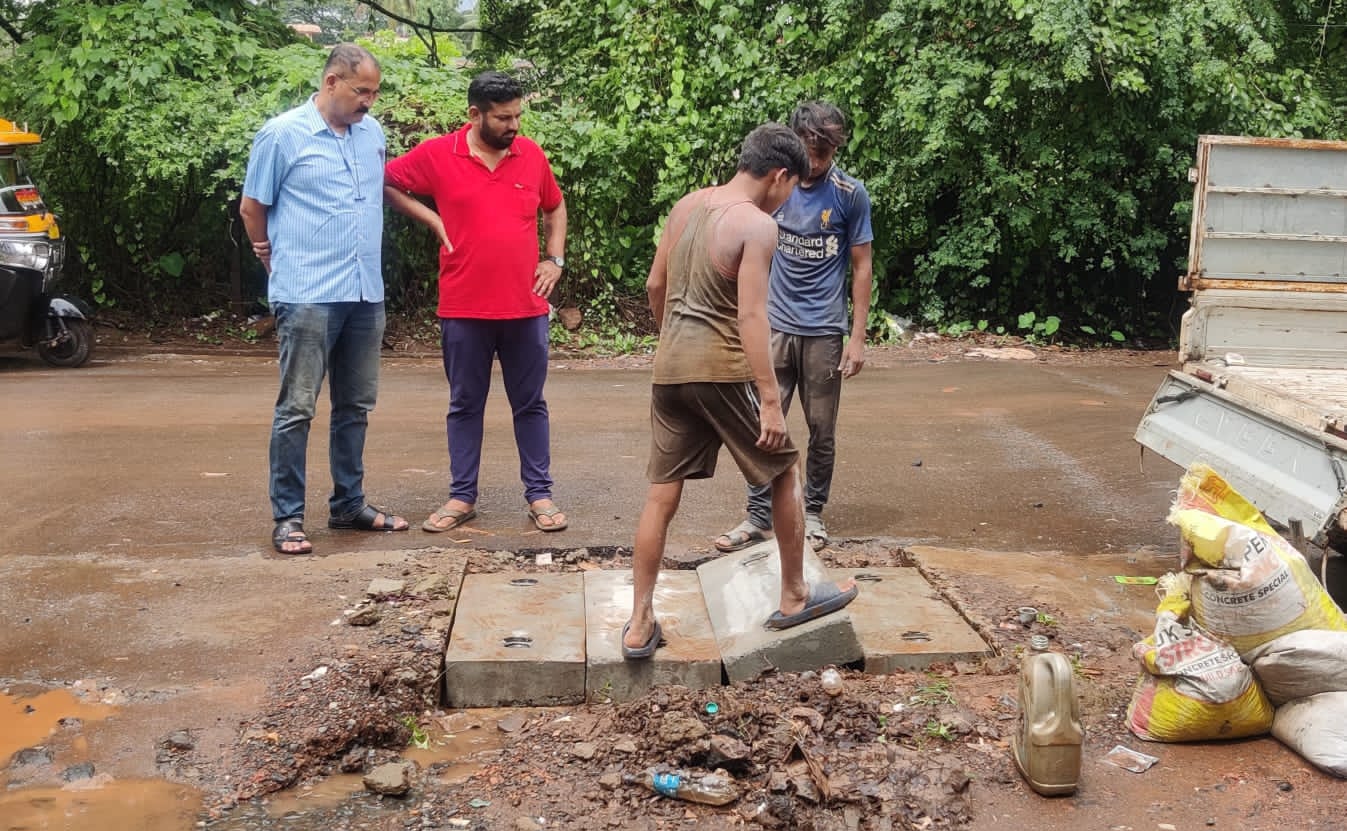 ते अपघाती गटार अखेर  बंदिस्त केले ; बांदा भाजपा शहराध्यक्ष बाबा काणेकर यांनी घेतली दखल.