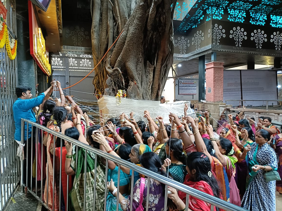 अक्कलकोट वटवृक्ष मंदिरात वटपौर्णिमा उत्साहाने साजरी.
