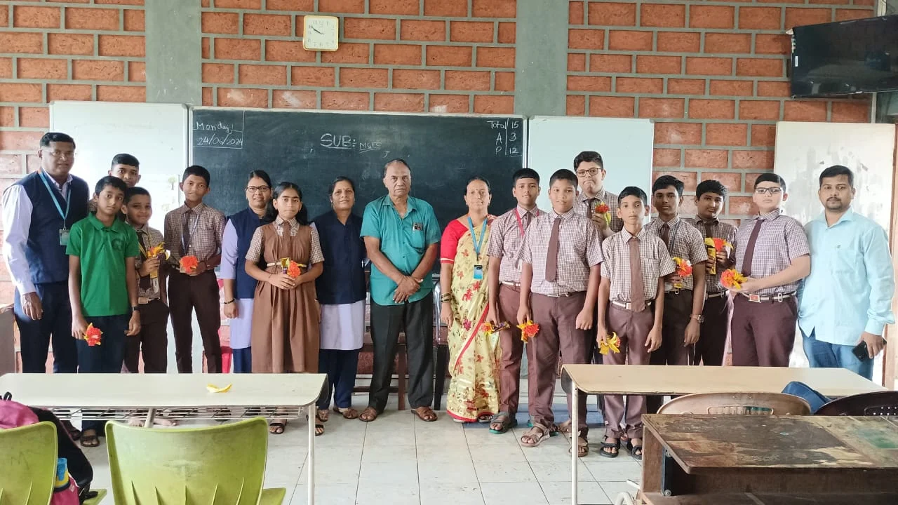 व्ही. एन. नाबर इंग्लिश मिडीयम स्कूलमधील एम. एस. ए. टी. विभागात विद्यार्थ्यांचे अनोख्या पद्धतीत स्वागत...!
