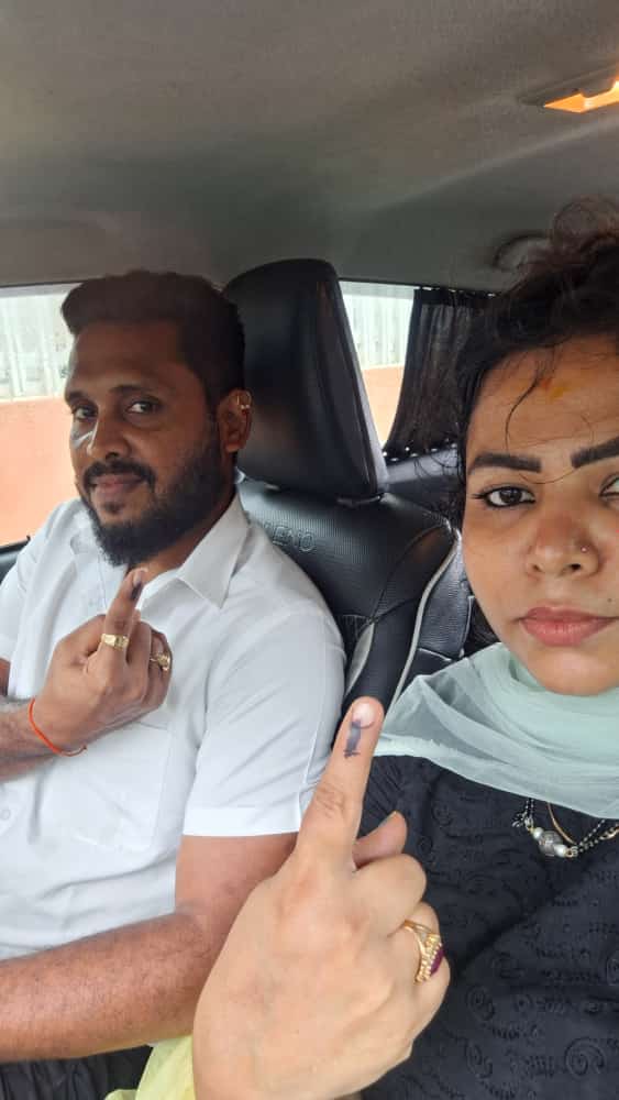 मालवणचे माजी बांधकाम सभापती व माजी नगरसेवक श्री. यतीन खोत व सौ. शिल्पा खोत दांपत्याने केले मतदान ; कोकण पदवीधर निवडणूक २०२४.