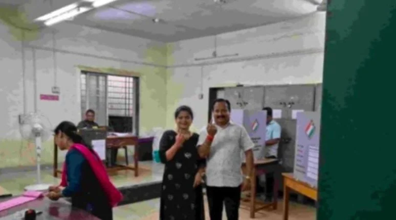 कणकवलीचे माजी नगराध्यक्ष श्री. समीर नलावडे व माजी नगरसेविका सौ. सुप्रिया नलावडे यांनी बजावला मतदानाचा अधिकार ; कोकण पदवीधर निवडणूक.