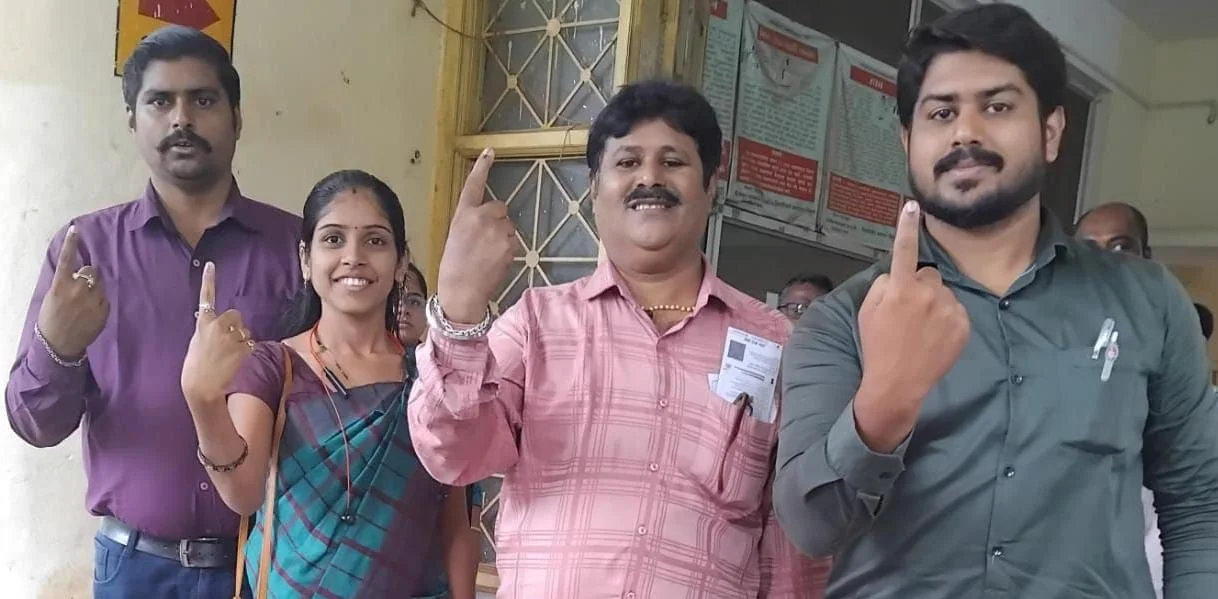 वैभववाडी येथे श्री. नवलराज काळे यांनी सहकुटुंब केले मतदान ; कोकण पदवीधर निवडणूक.