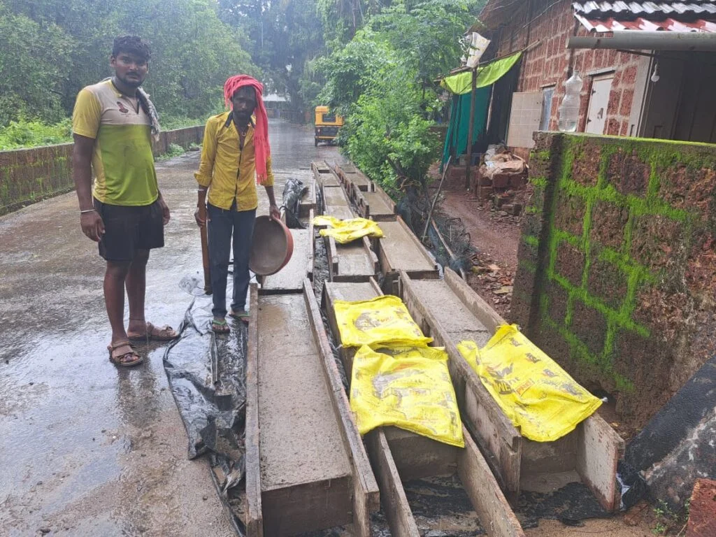 माजी नगरसेवक मंदार केणी यांच्या पुढाकारातून चंडिका मांड परिसरात साचणारे पाणी जाण्यासाठी मोरीचे काम प्रशासनाकडून सूरू.