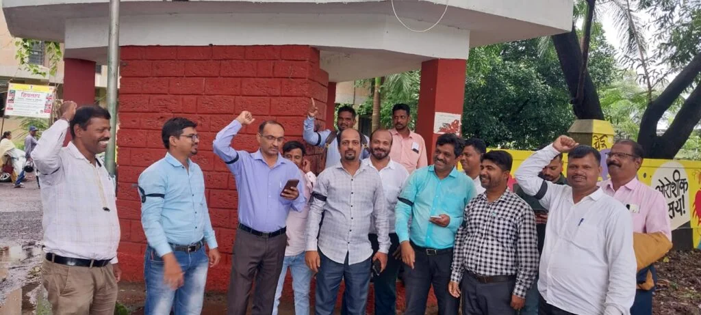 पत्रकारांच्या विविध विषयांबाबत 'व्हॉईस ऑफ मीडिया सिंधुदुर्ग' च्या वतीने आंदोलन ; जिल्हाधिकार्यांना दिले निवेदन.