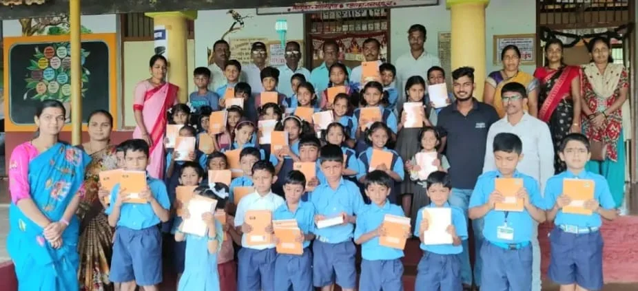 उद्योजक महेंद्र पालव यांच्या वतीने पोईप येथे शैक्षणिक साहित्य वाटप.