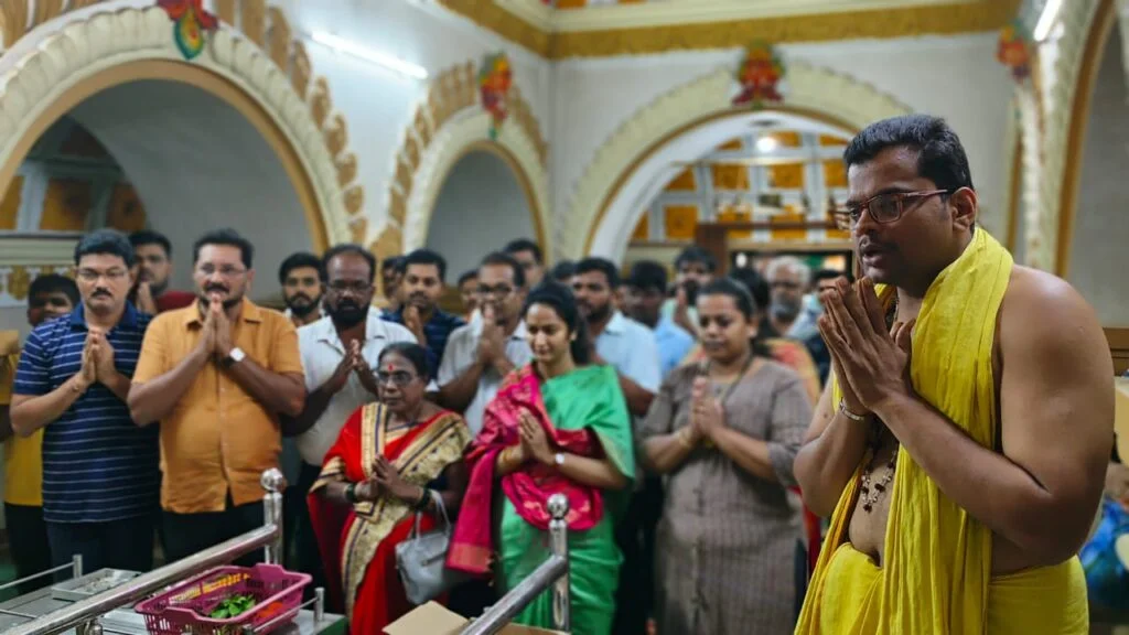 मालवण ग्रामदैवत श्री. देव रामेश्वर चरणी आमदार वैभव नाईक यांच्या पत्नी सौ. स्नेहा नाईक यांनी घेतले दर्शन.