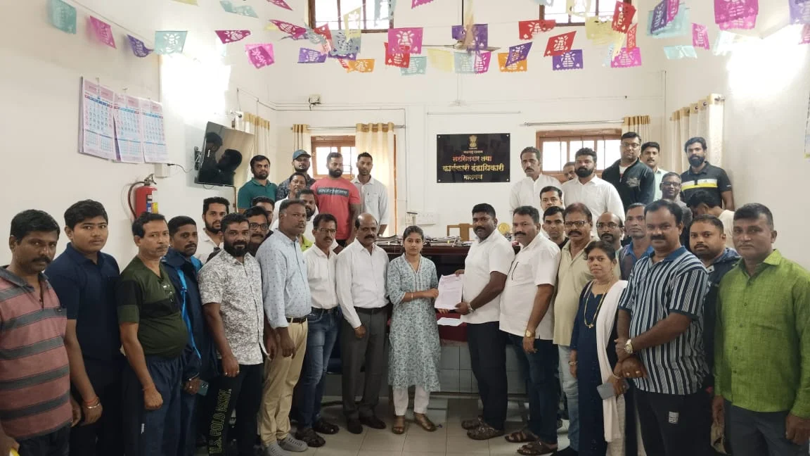 अन्यायकारक नोटीसा रद्द करा ; मालवण, वायरी, तारकर्ली, देवबाग पर्यटन व्यावसायिकांनी दिले निवेदन.
