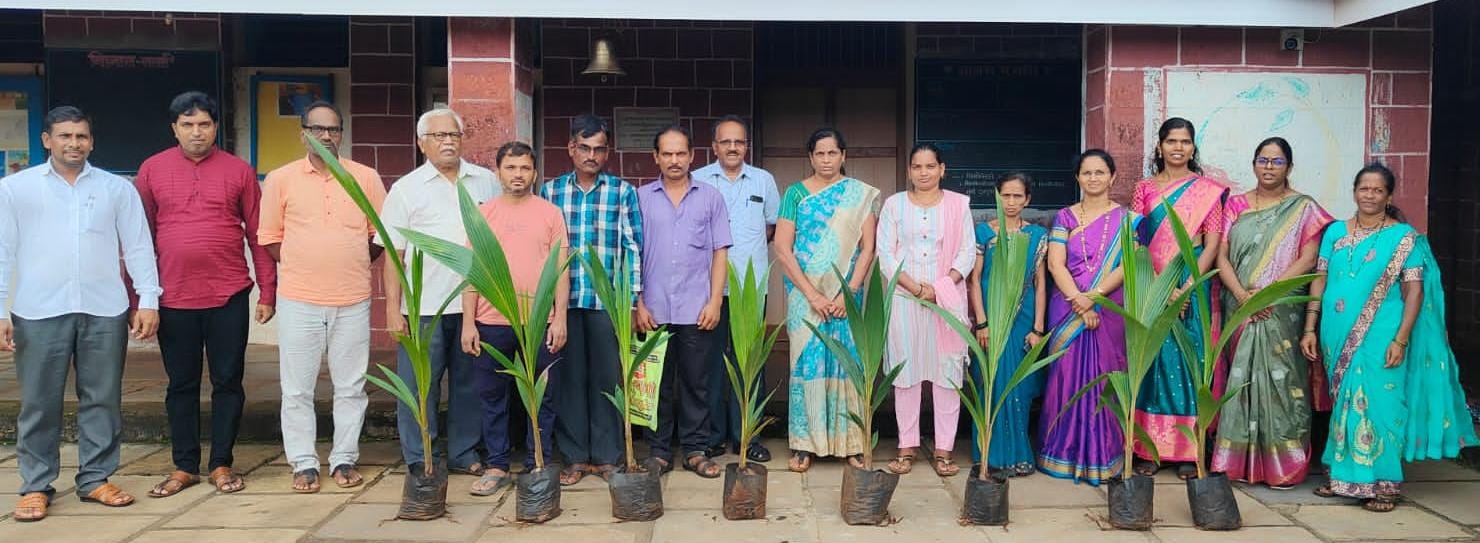 रमेश पाटणकर व सहकाऱ्यांनी शालेय विद्यार्थ्यांना नारळाची रोपे भेट देऊन केले स्वागत.
