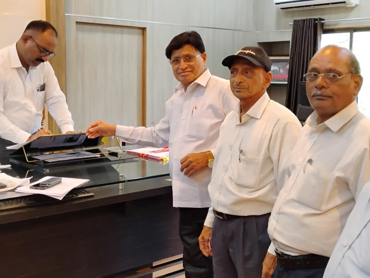 सेवा निवृत्त ग्रामसेवक संवर्ग महासंघाने घेतली मुख्य कार्यकारी अधिकार्यांची भेट.