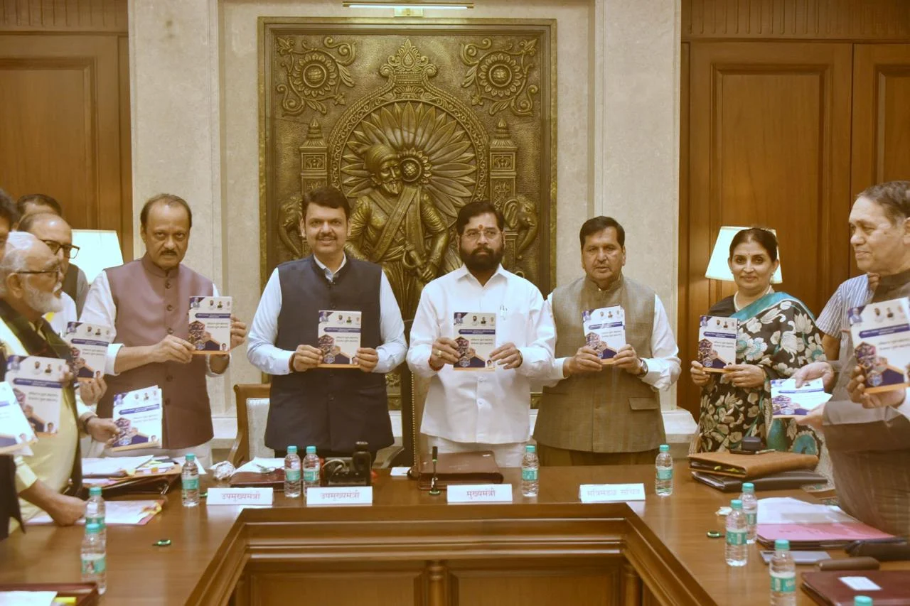 मागील दोन वर्षात घेतलेल्या महत्वपूर्ण निर्णयांच्या माहिती पुस्तिकेचे मुख्यमंत्री एकनाथ शिंदे यांच्या हस्ते प्रकाशन.