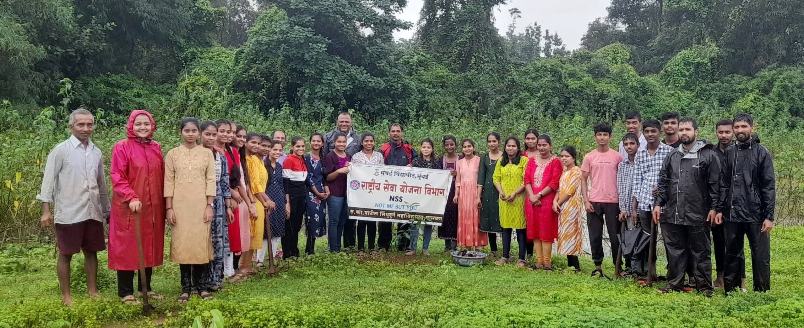 सिंधुदुर्ग महाविद्यालय आणि वयम फॉरेस्ट नर्सरी मार्फत 'स्थानिक वृक्ष लागवड' कार्यक्रम संपन्न.