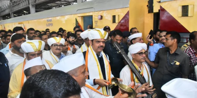 विठ्ठल नामाच्या गजरात विशेष एक्स्प्रेस पंढरपूरकडे रवाना.