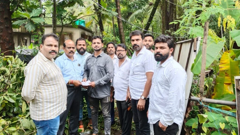 भाजपा नेते निलेश राणे यांच्या माध्यमातून वायरीतील वेंगुर्लेकर कुटुंबियांना आर्थिक मदतीचा हात.