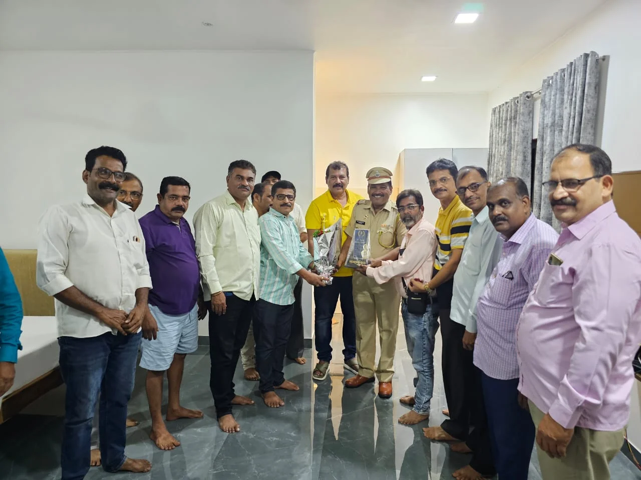 रत्नागिरी पोलीस सेवेत कार्यरत सावर्डे गावचे सुपुत्र श्री.विलास विठोबा दिडपसे, यांचा शाल,श्रीफळ, पुष्पगुच्छ,सन्मानचिन्ह देऊन केला सत्कार