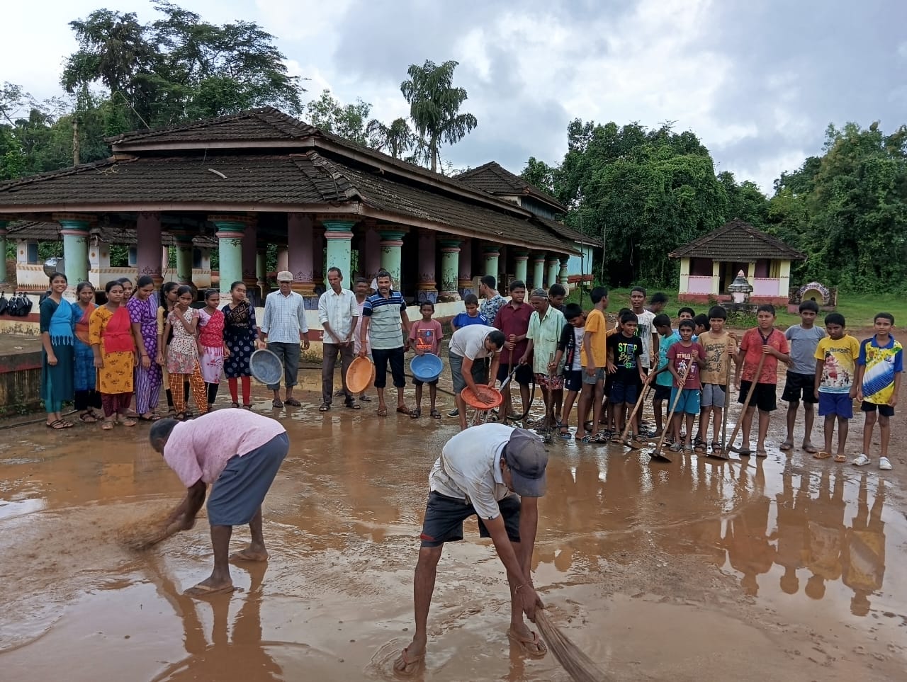 श्री देवी माऊली मंदिर रोणापाल परिसरातील साफसफाई दयासागर छात्रालयातील विद्यार्थ्यांनी श्रमदानातून केली