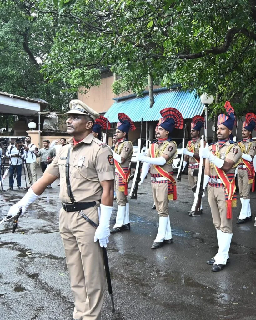मुख्यमंत्री एकनाथ शिंदे यांच्या हस्ते ‘वर्षा’ निवासस्थानी राष्ट्रध्वजारोहण