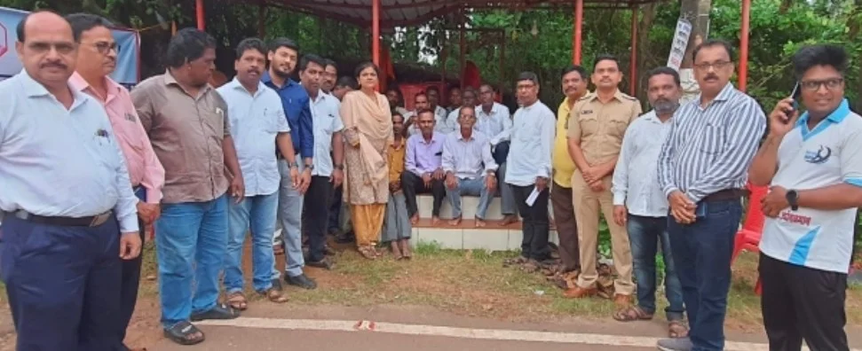 ग्रामस्थांच्या तीव्र उपोषणानंतर अखेर पेंडुर बौद्धवाडी येथील तो रस्ता खुला ...!