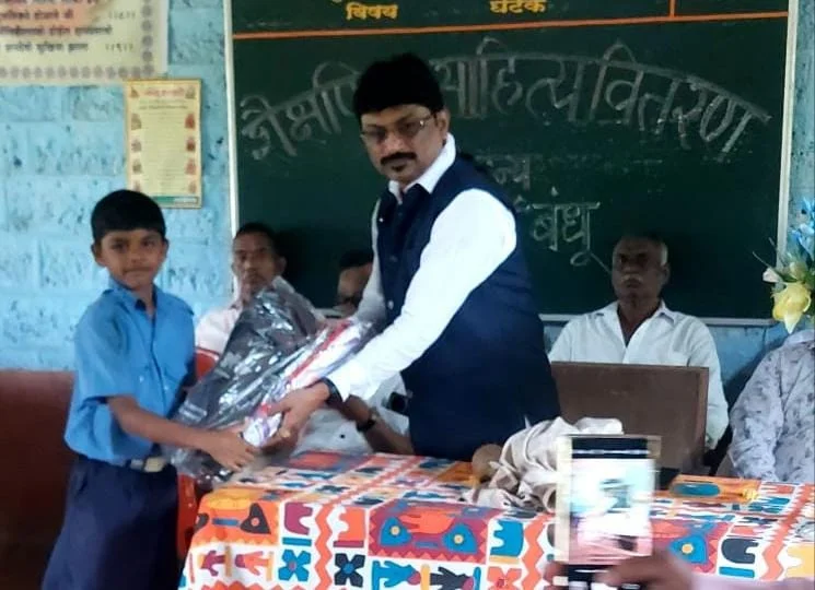 सुर्वे बंधू यांच्यावतीने शैक्षणिक साहित्य वाटप..!