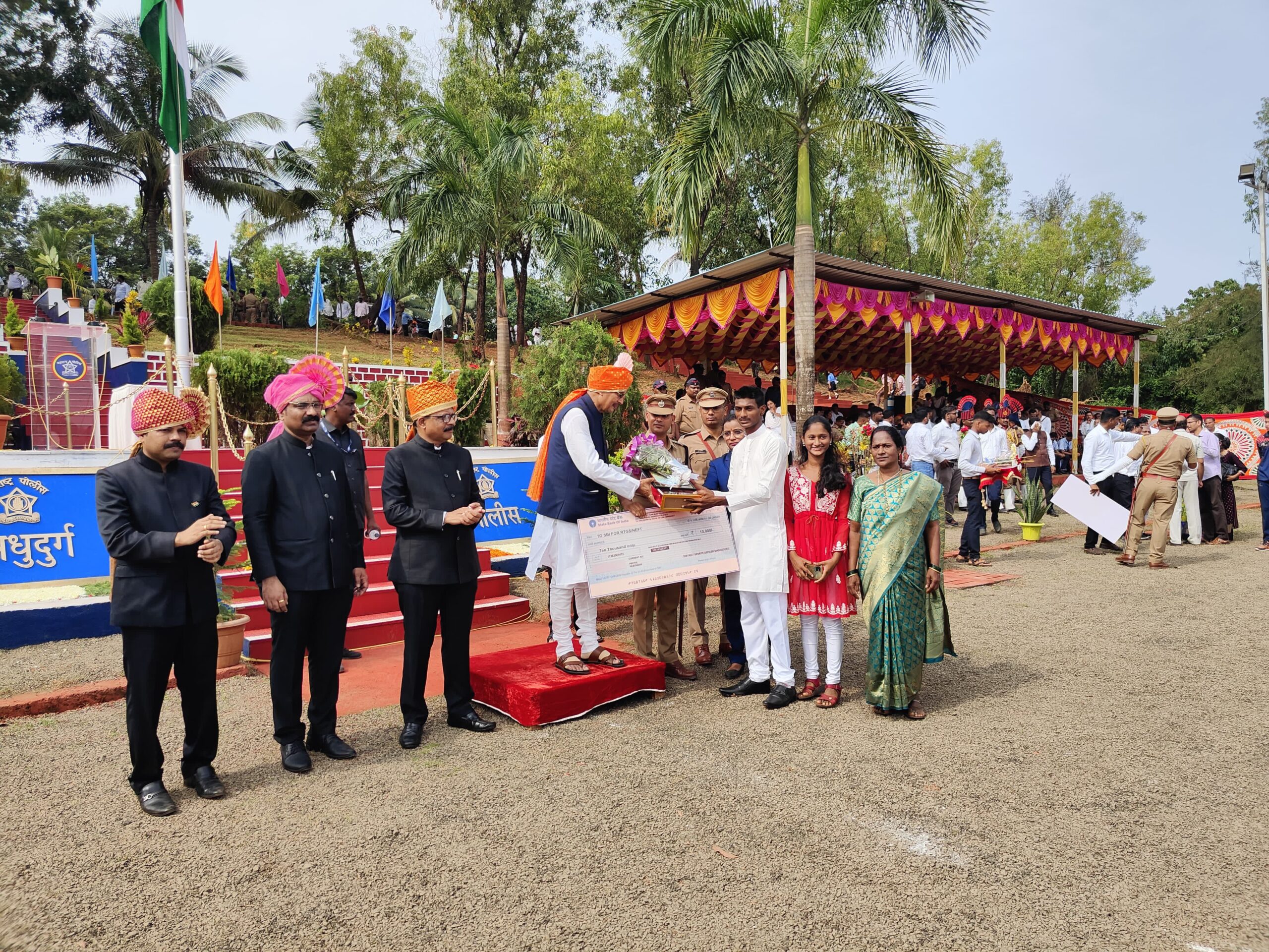 ऐश्वर्य मांजरेकर  महाराष्ट्र शासन जिल्हा युवा पुरस्काराने सन्मानित