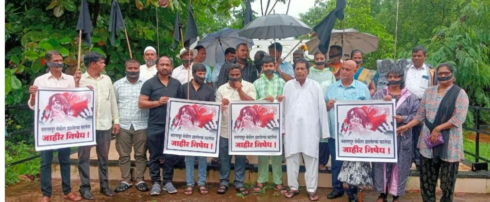 देवगड तालुका इंडिया महाविकास आघाडी यांच्या वतीने देवगड येथे काळ्या फीत,काळे झेंडे दाखवून केला बदलापूर अत्याचार घटनेचा निषेध व्यक्त..!